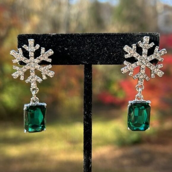 HOLIDAY🎄🎄BETSEY JOHNSON NWT –Sparkly Snowflake Green Crystal EARRINGS - Picture 2 of 7